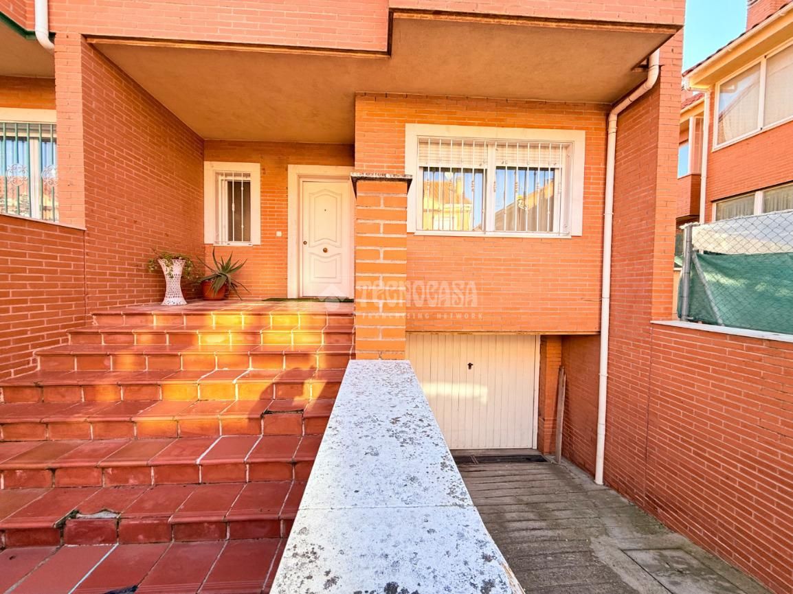 Außenansicht von Einfamilien-Reihenhaus zum Verkauf in Seseña mit Klimaanlage, Heizung und Terrasse