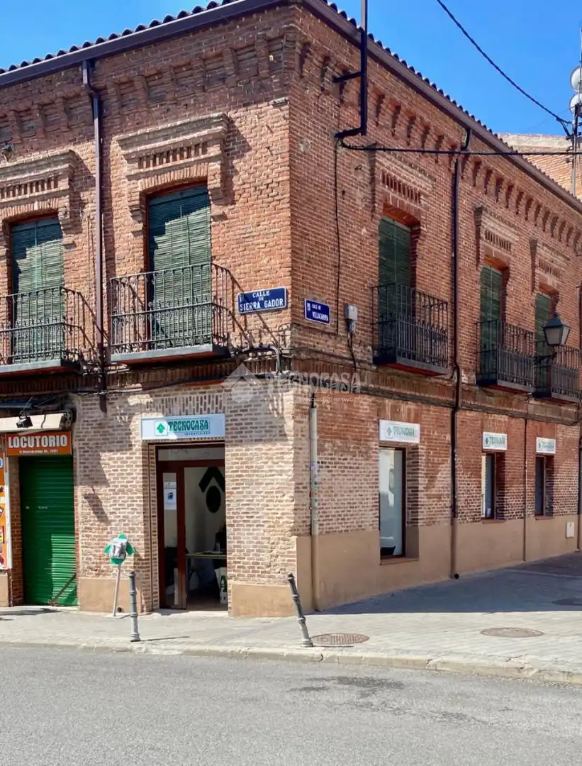 Vista exterior de Pis en venda en Madrid amb Calefacció
