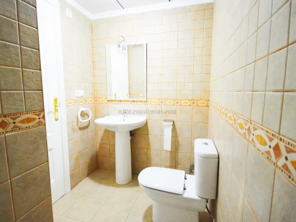 Baño de Apartamento en venta en Orihuela con Aire acondicionado, Calefacción y Terraza