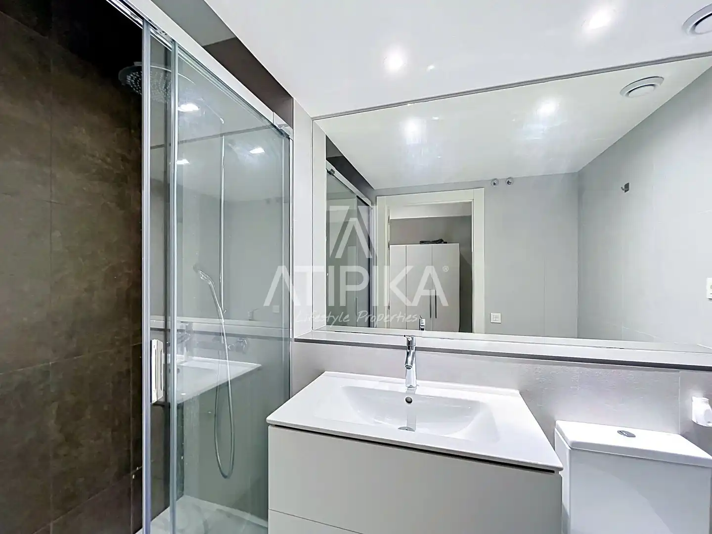 Badezimmer von Wohnung zum Verkauf in Barcelona mit Klimaanlage, Parkett und Terrasse