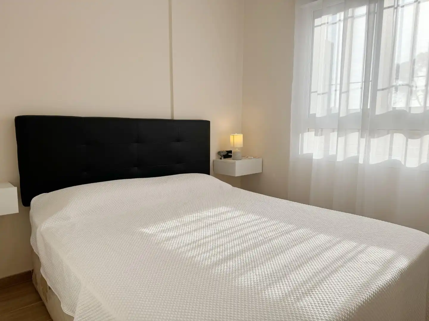Habitación de Planta baja de alquiler en El Campello con Aire acondicionado, Calefacción y Jardín privado