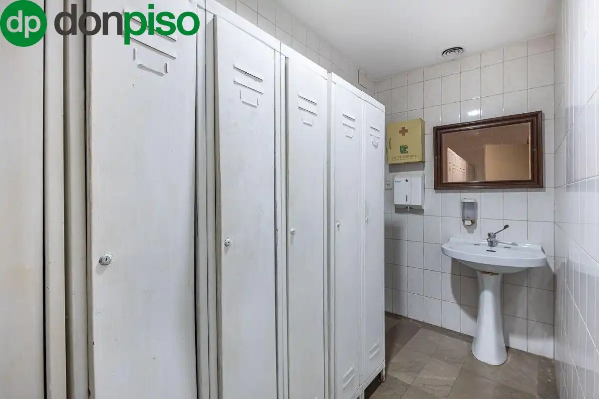 Baño de Local en venta en Pinos Genil con Terraza
