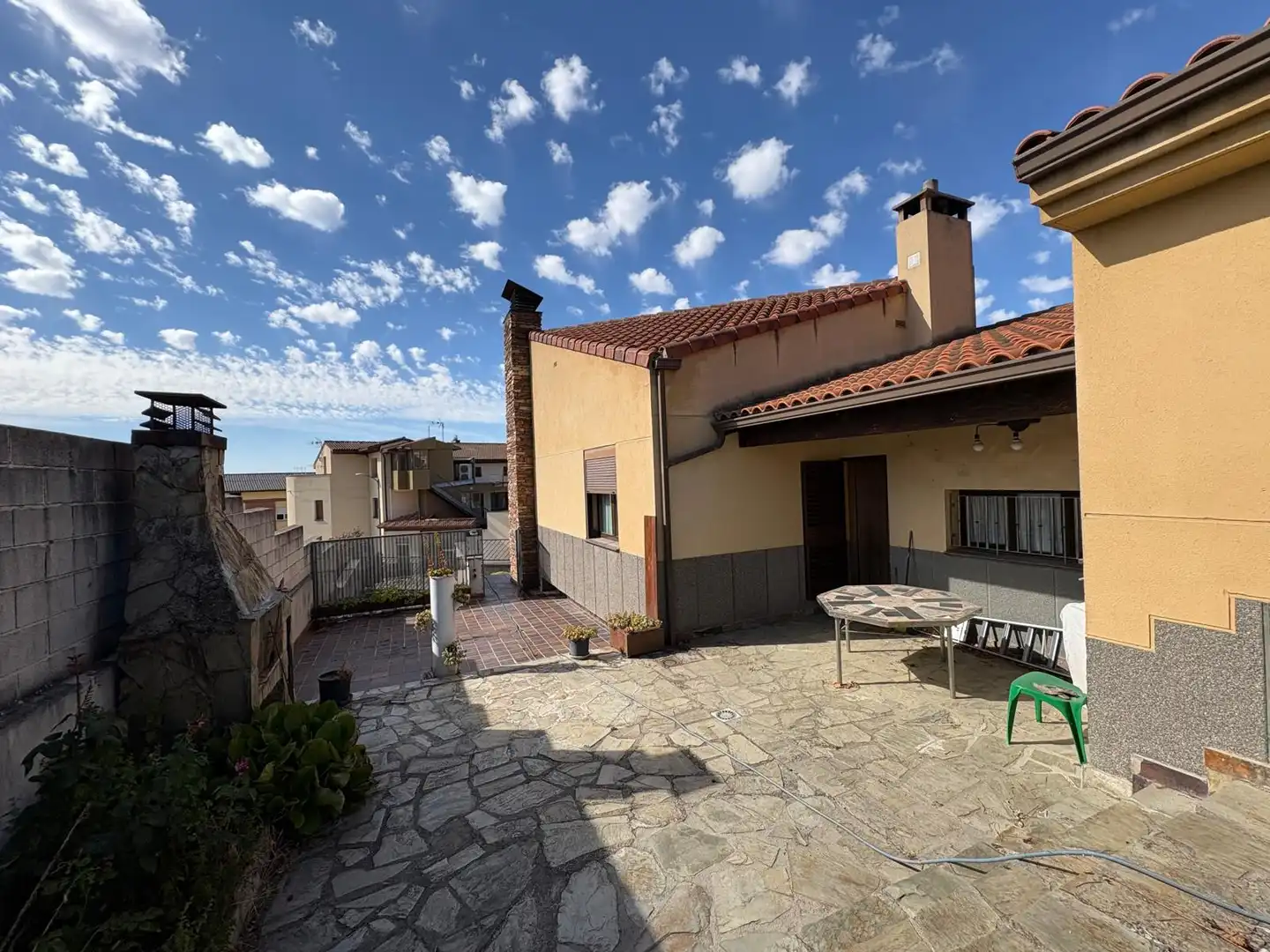 Vista exterior de Casa o xalet en venda en Íscar amb Calefacció, Jardí privat i Terrassa