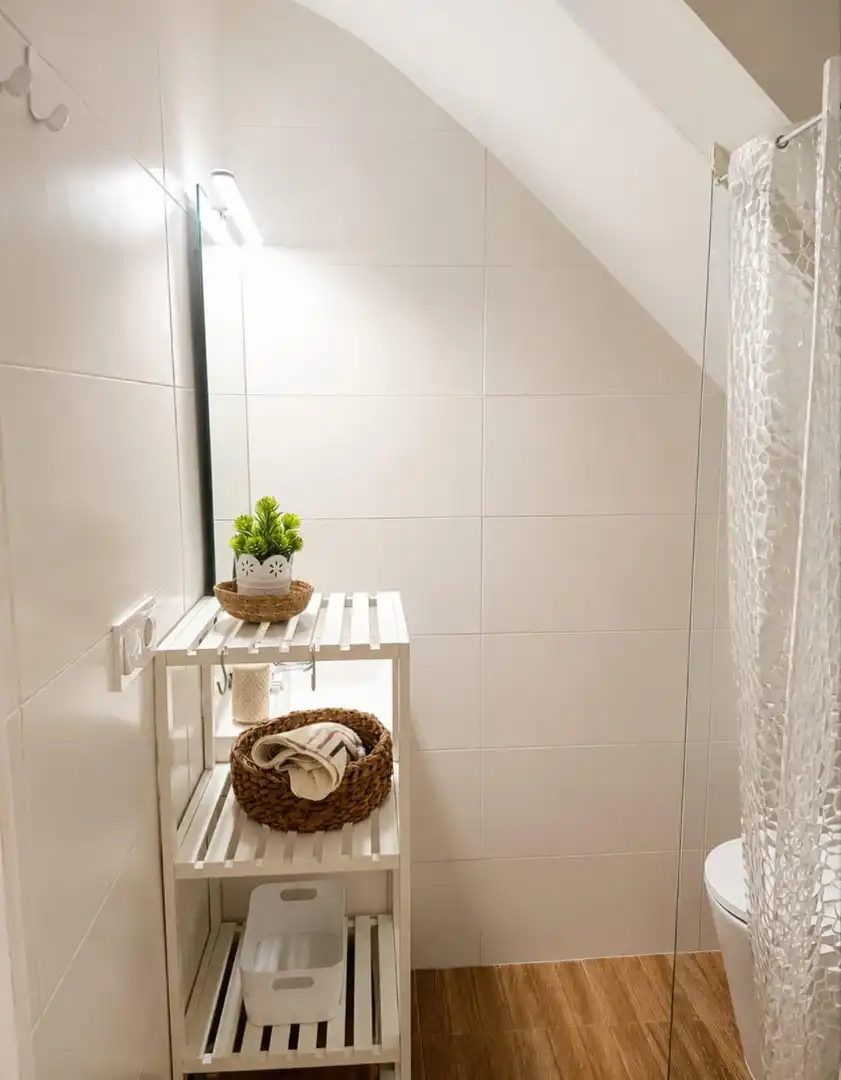 Bany de Apartament de lloguer en Sevilla amb Aire condicionat, Calefacció i Moblat