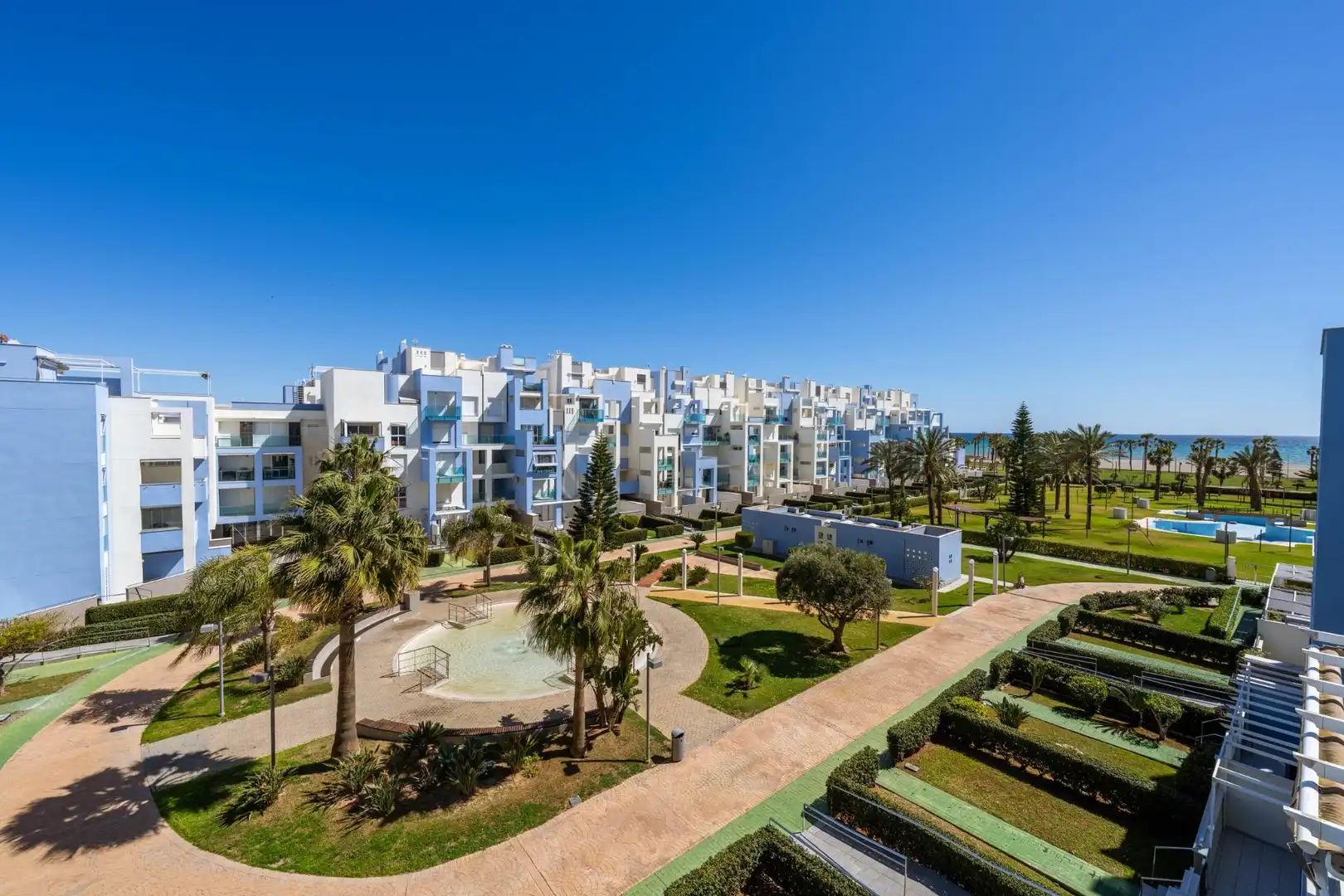 Vista exterior de Apartament en venda en Roquetas de Mar amb Aire condicionat, Calefacció i Jardí privat