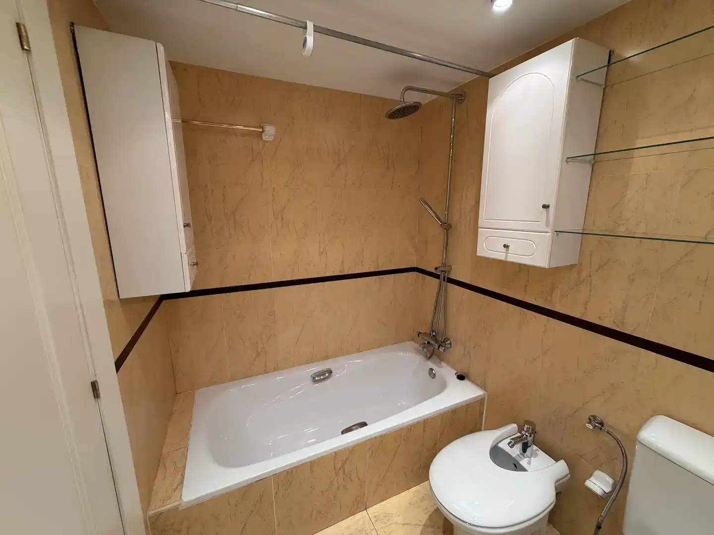 Bany de Pis en venda en  Madrid Capital amb Aire condicionat i Piscina