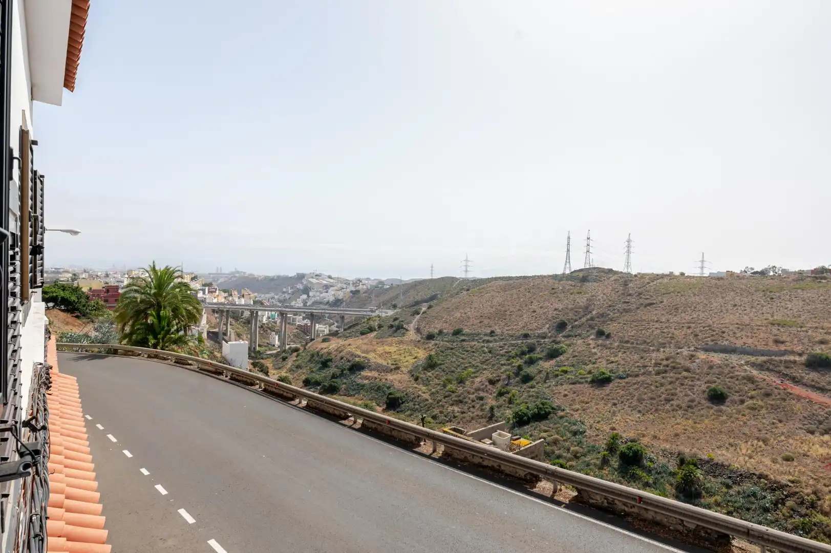 Außenansicht von Einfamilien-Reihenhaus zum Verkauf in Las Palmas de Gran Canaria mit Terrasse und Abstellraum
