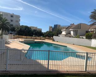 Piscina de Pis de lloguer en Roquetas de Mar amb Aire condicionat, Terrassa i Balcó