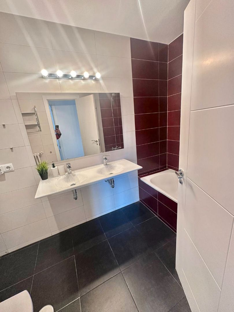 Bathroom of Flat to share in  Madrid Capital  with Air Conditioner, Heating and Furnished