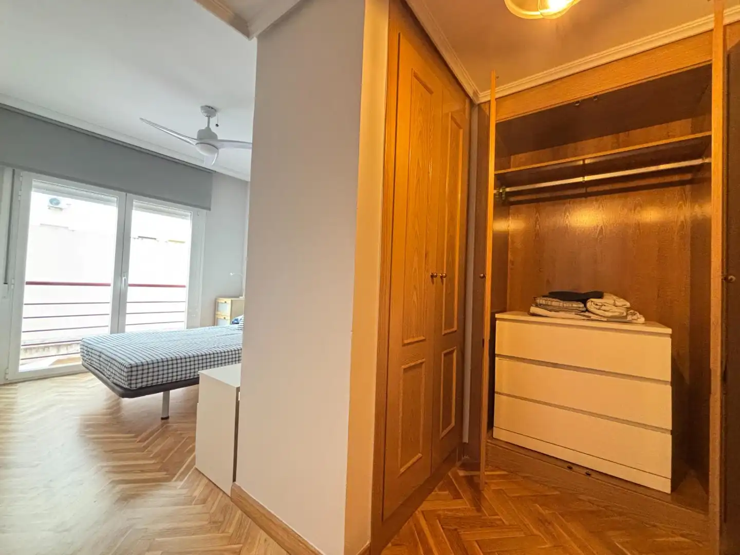 Schlafzimmer von Wohnung zur Miete in Madrid mit Klimaanlage, Heizung und Parkett