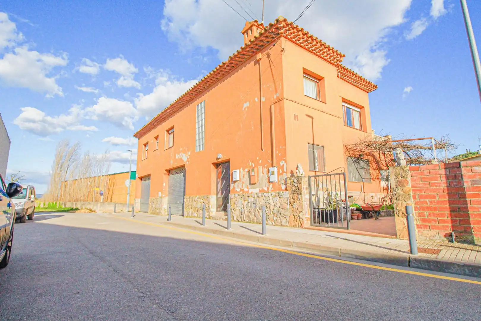 Vista exterior de Casa adosada en venda en Cabanes (Girona) amb Jardí privat, Traster i Moblat