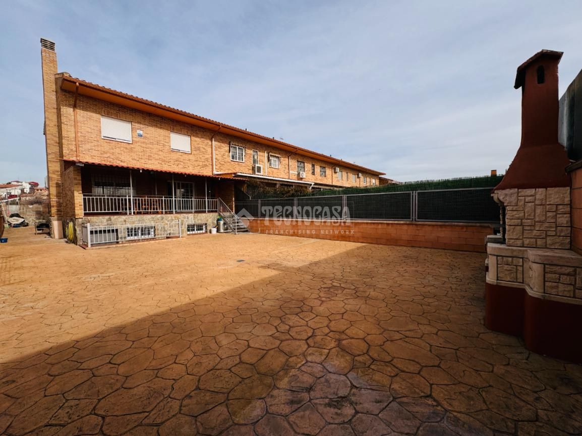 Jardí de Casa adosada en venda en Navalcarnero amb Aire condicionat, Calefacció i Terrassa