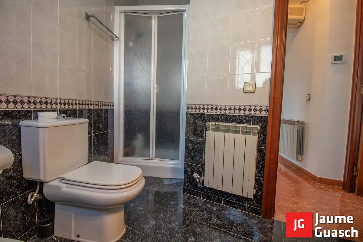 Bany de Casa o xalet en venda en Torredembarra amb Aire condicionat, Calefacció i Jardí privat