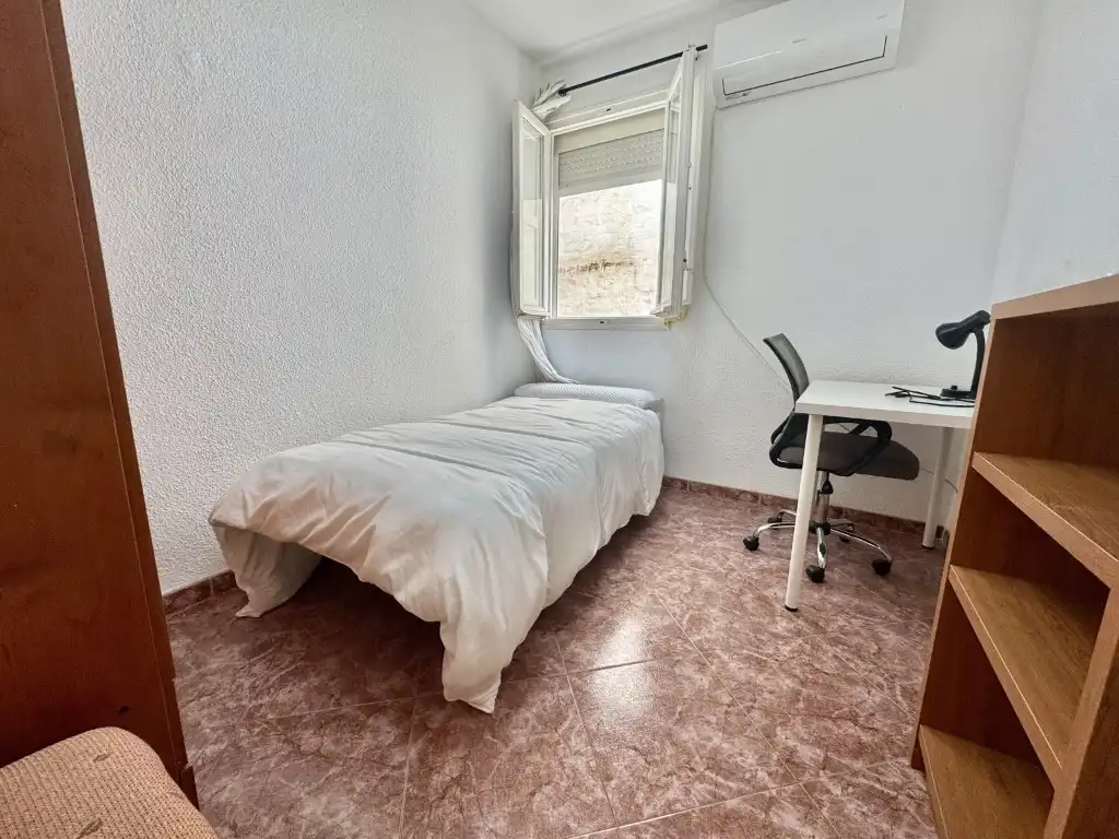 Bedroom of Flat for share in Córdoba