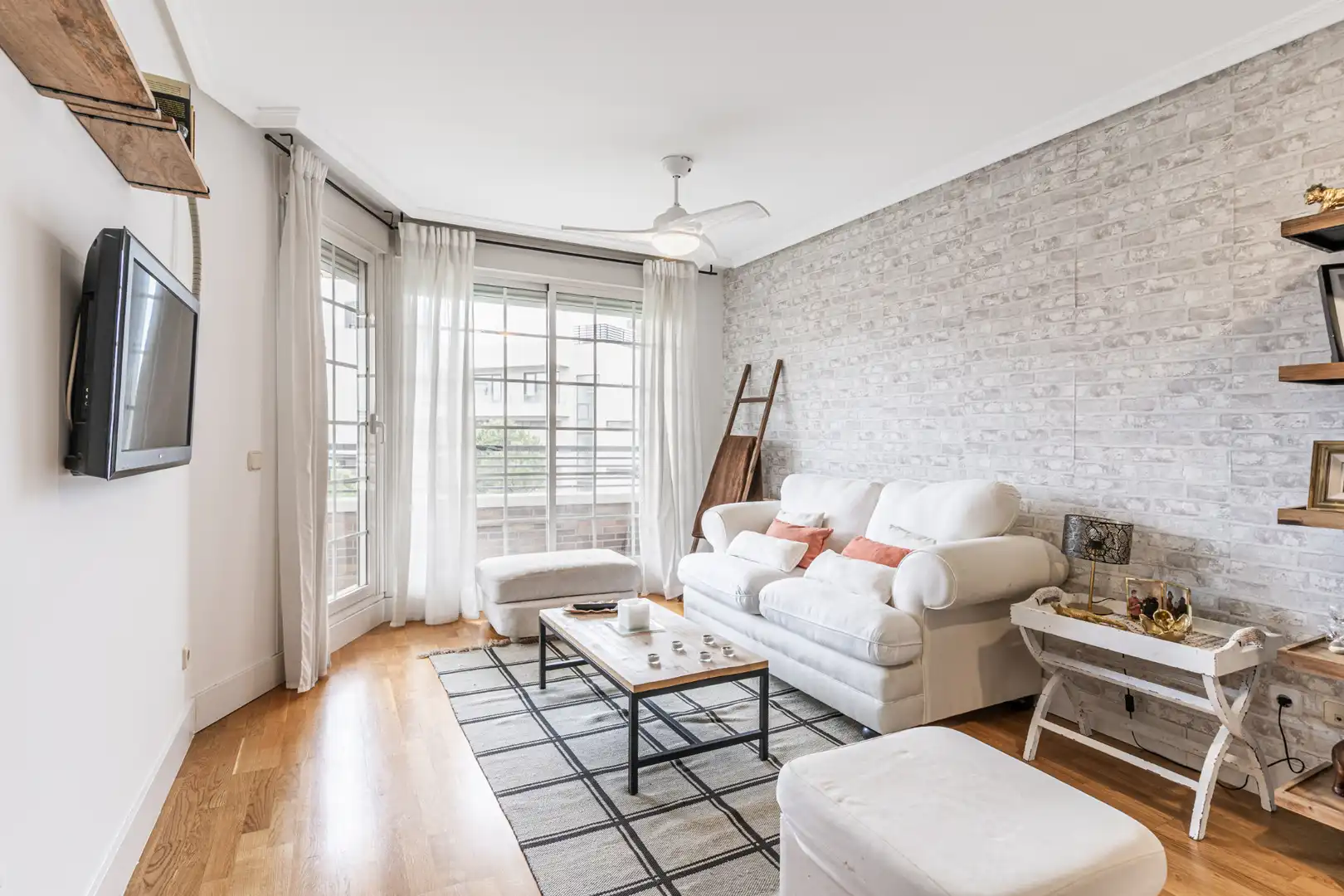Living room of Duplexes for sale in Majadahonda  with Air Conditioner, Heating and Storage room