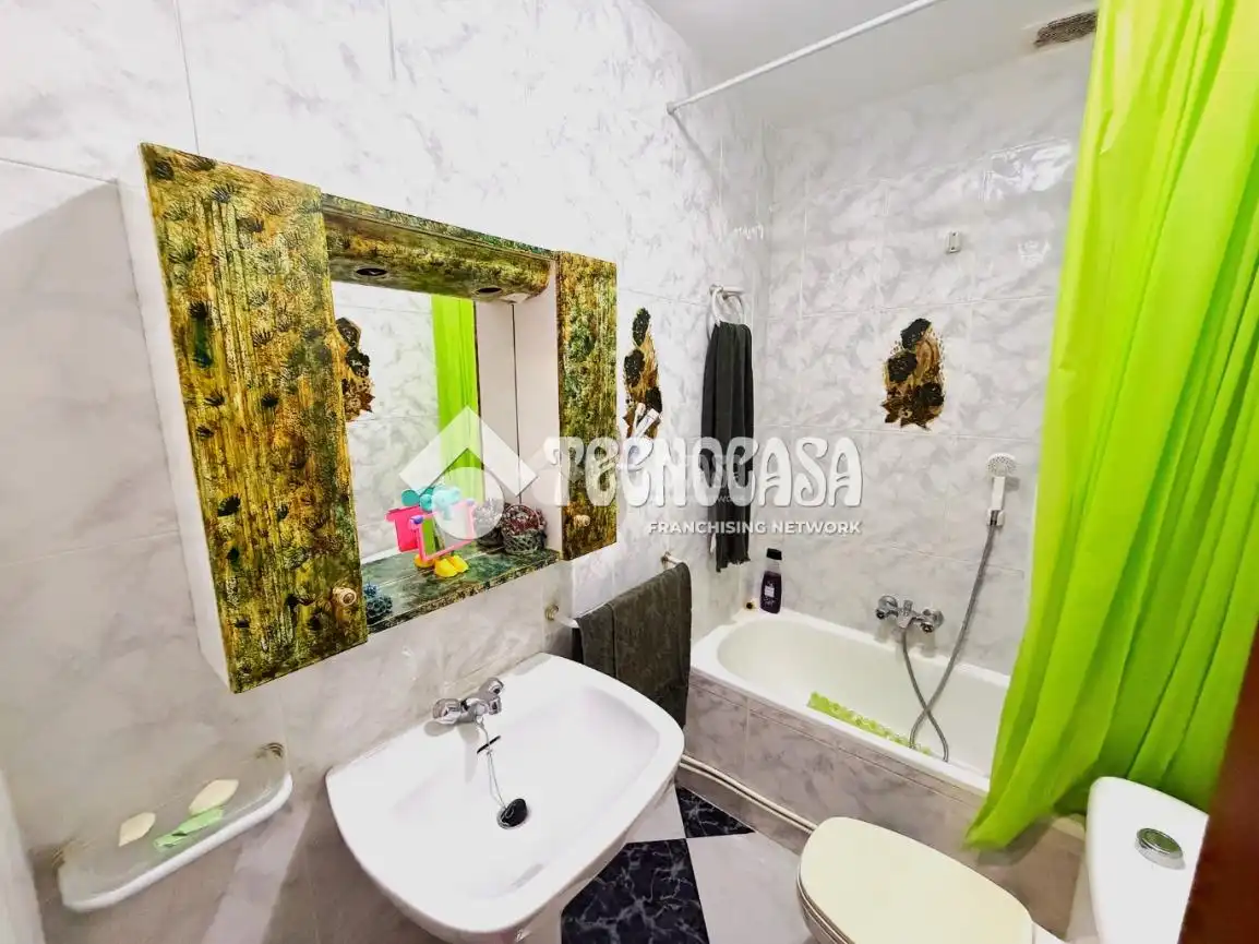 Baño de Casa adosada en venta en Campillo de Altobuey con Calefacción, Jardín privado y Terraza