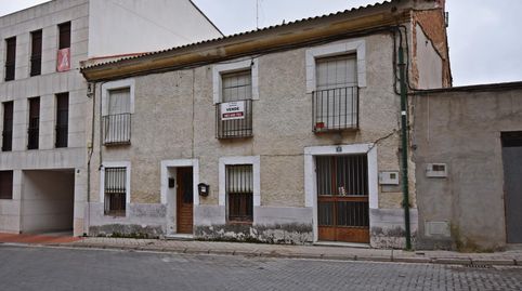 En una de las plazas emblemáticas frente al edificio de \"El Palacio del Caballero de Olmedo\" disponemos de este edificio en vent