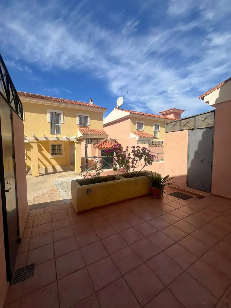 Vista exterior de Casa adosada en venta en Islantilla con Jardín privado, Trastero y Piscina comunitaria