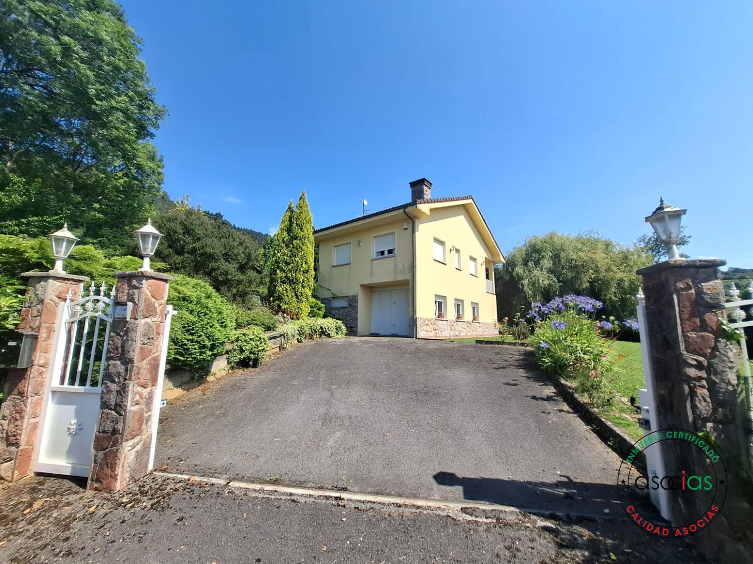 Vista exterior de Casa o xalet en venda en Siero amb Calefacció, Jardí privat i Parquet
