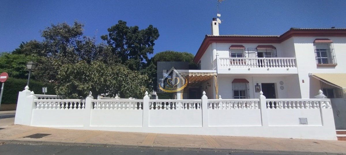 Vista exterior de Casa o xalet en venda en Islantilla amb Jardí privat, Terrassa i Forn