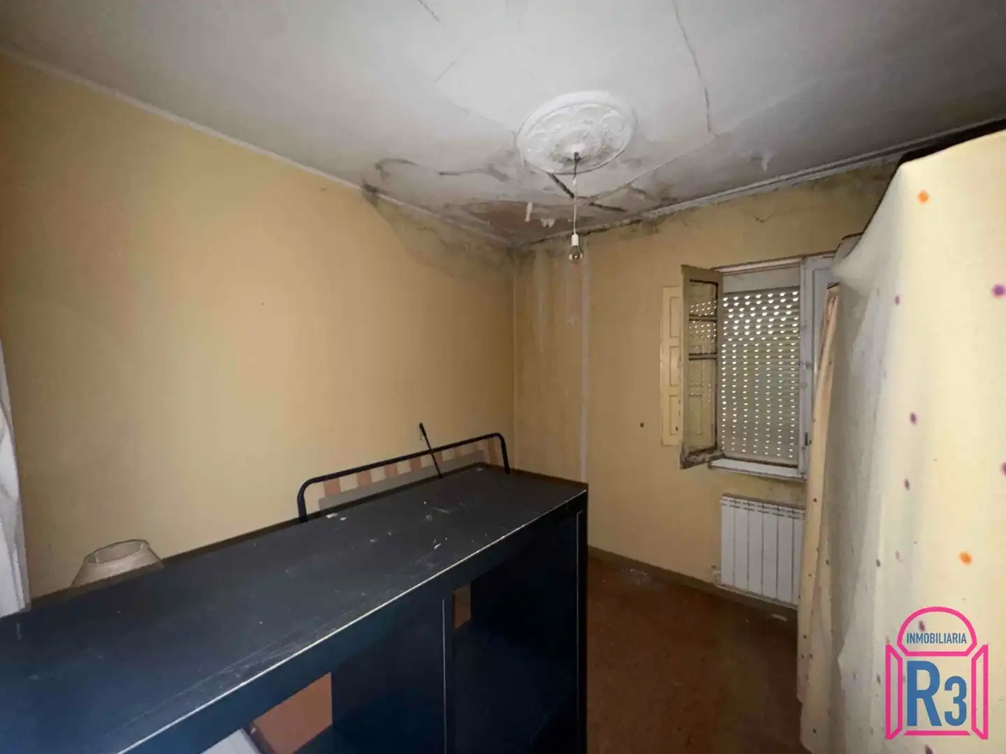 Dormitori de Casa o xalet en venda en León Capital  amb Calefacció i Jardí privat