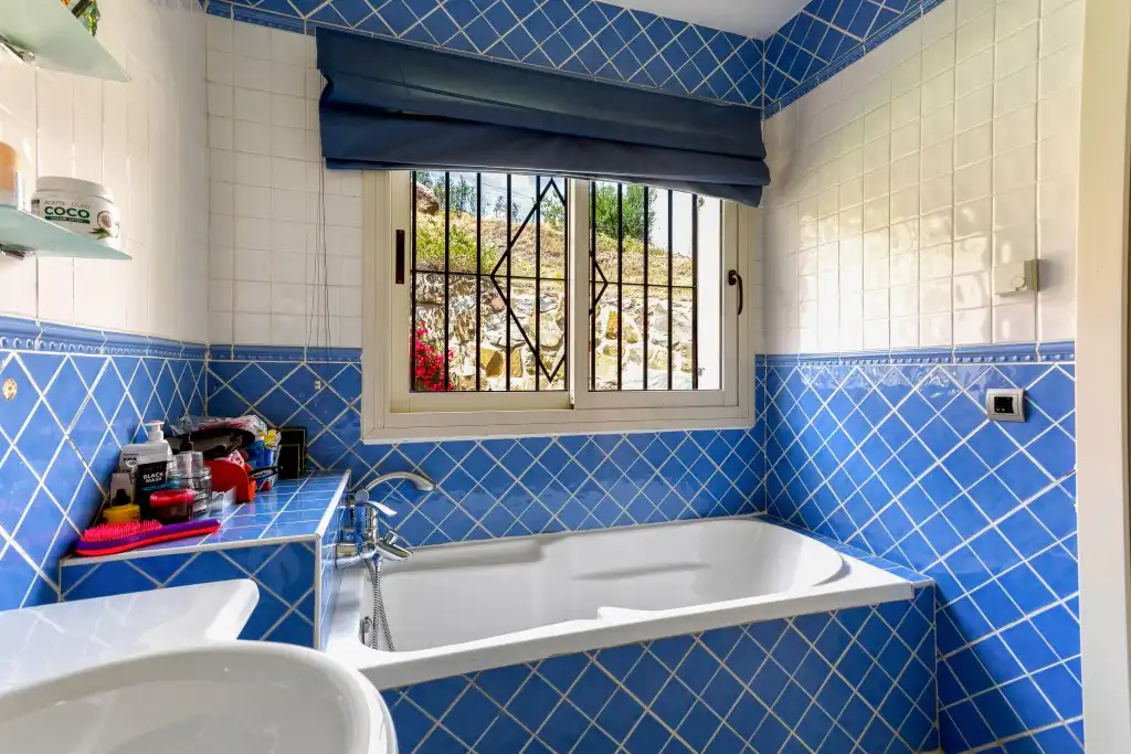 Bany de Casa o xalet en venda en Benalmádena amb Aire condicionat, Calefacció i Jardí privat
