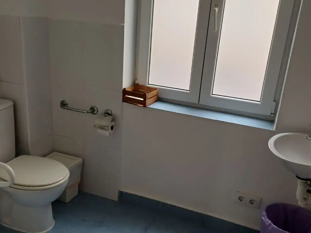 Badezimmer von Büro zur Miete in Burgos mit Heizung, Internet und Alarm