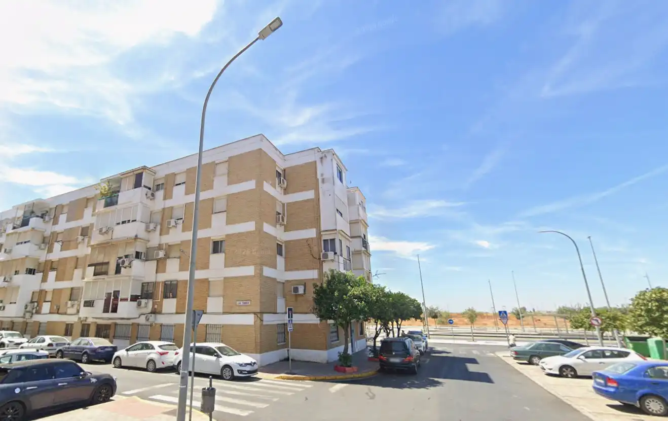 Vista exterior de Pis en venda en Dos Hermanas