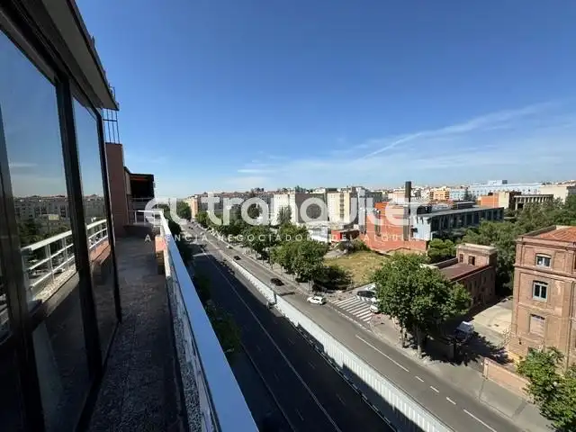 Vista exterior de Àtic de lloguer en Madrid amb Aire condicionat, Parquet i Terrassa