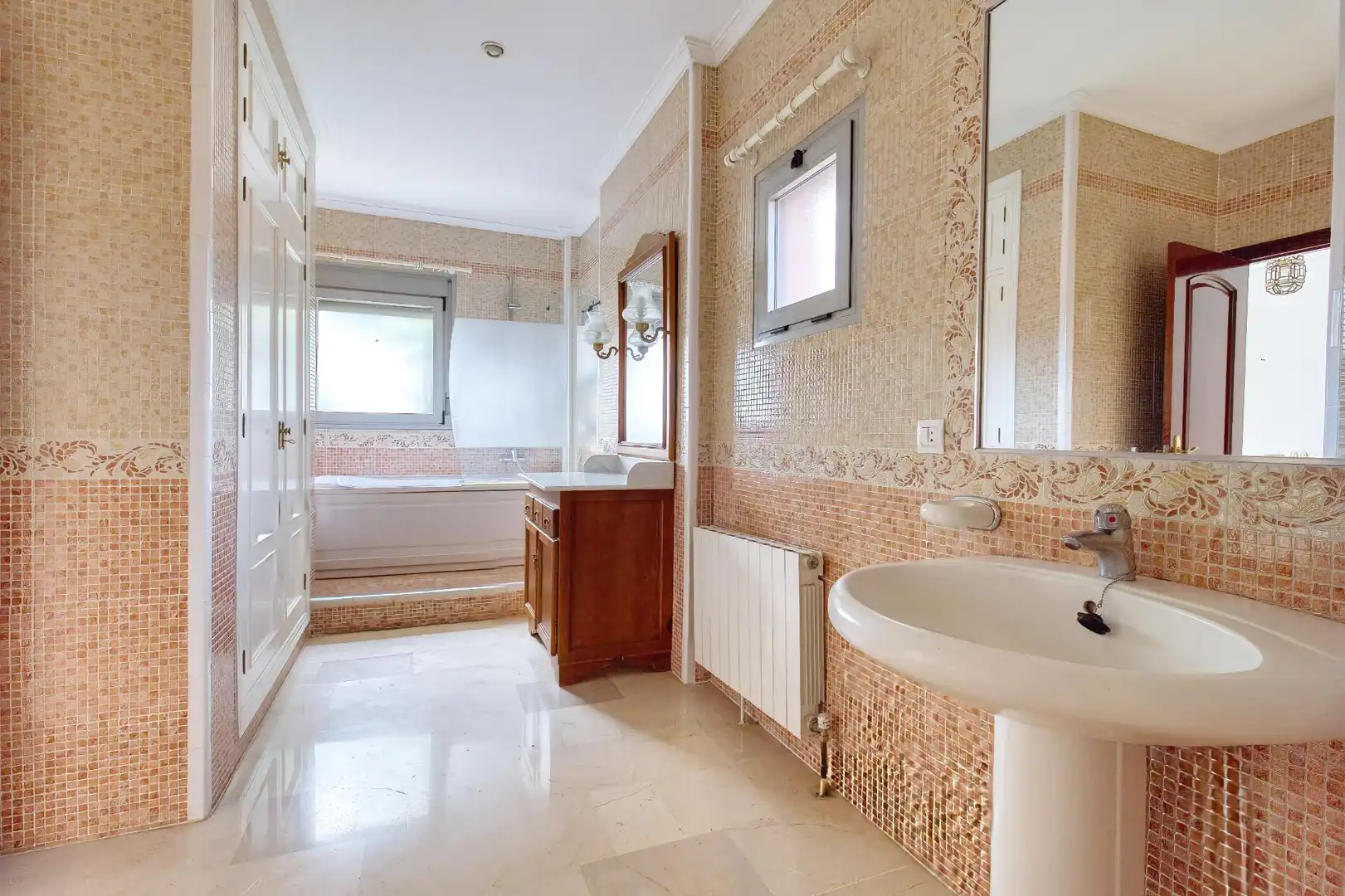Baño de Casa o chalet en venta en Bormujos con Aire acondicionado, Calefacción y Jardín privado