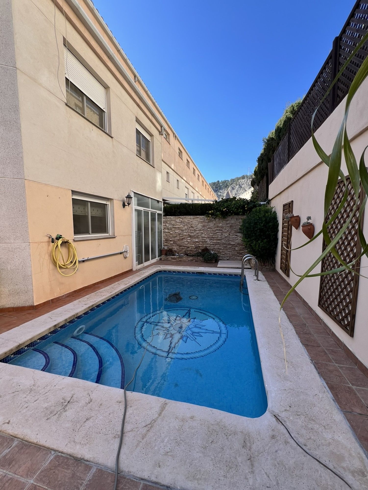 Piscina de Casa adosada en venda en Alcoy / Alcoi amb Aire condicionat, Calefacció i Jardí privat