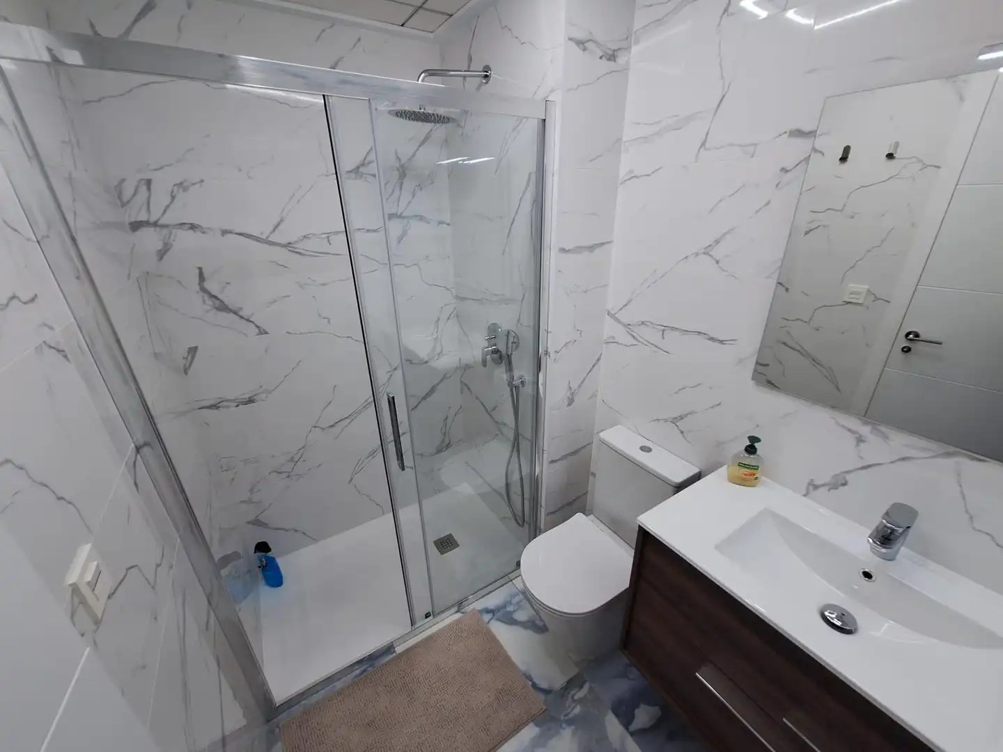 Badezimmer von Wohnungen zur Miete in Torrevieja mit Gemeinschaftspool