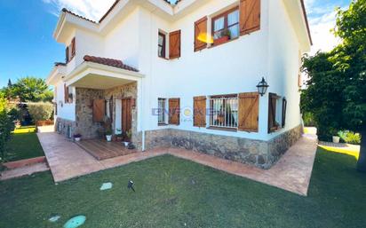 Vista exterior de Casa o xalet en venda en Fuente El Saz de Jarama amb Aire condicionat, Terrassa i Piscina