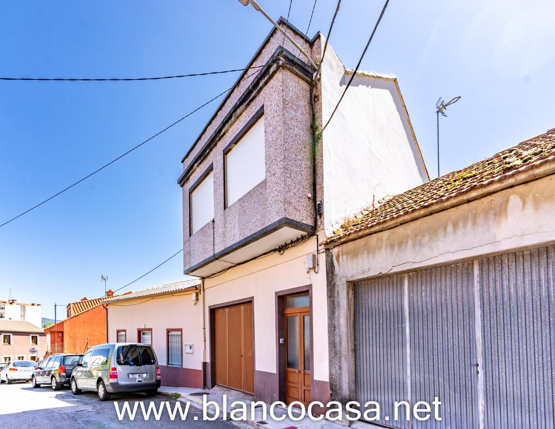 Vista exterior de Casa o xalet en venda en Carballo amb Jardí privat