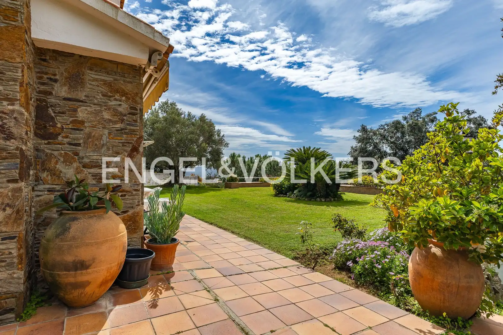 Vista exterior de Casa o xalet en venda en Cerdanyola del Vallès amb Calefacció, Jardí privat i Parquet