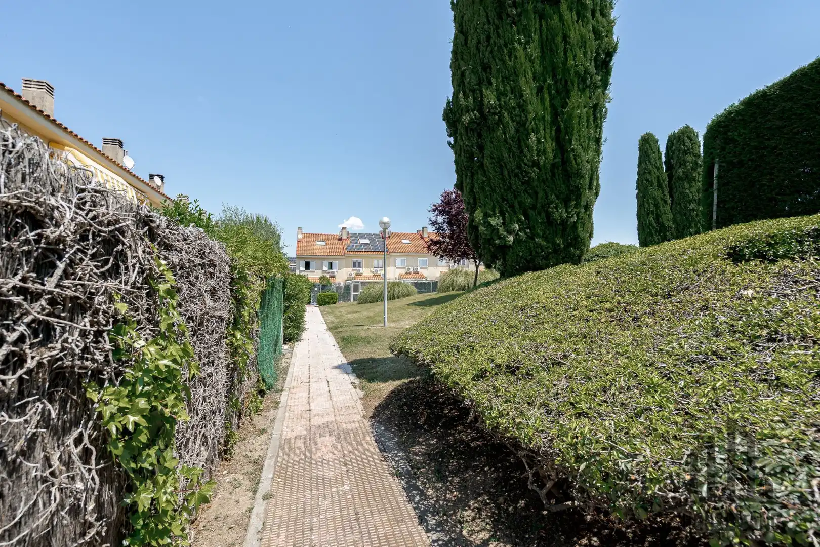 Vista exterior de Casa adosada en venda en Algete amb Calefacció, Traster i Piscina comunitària