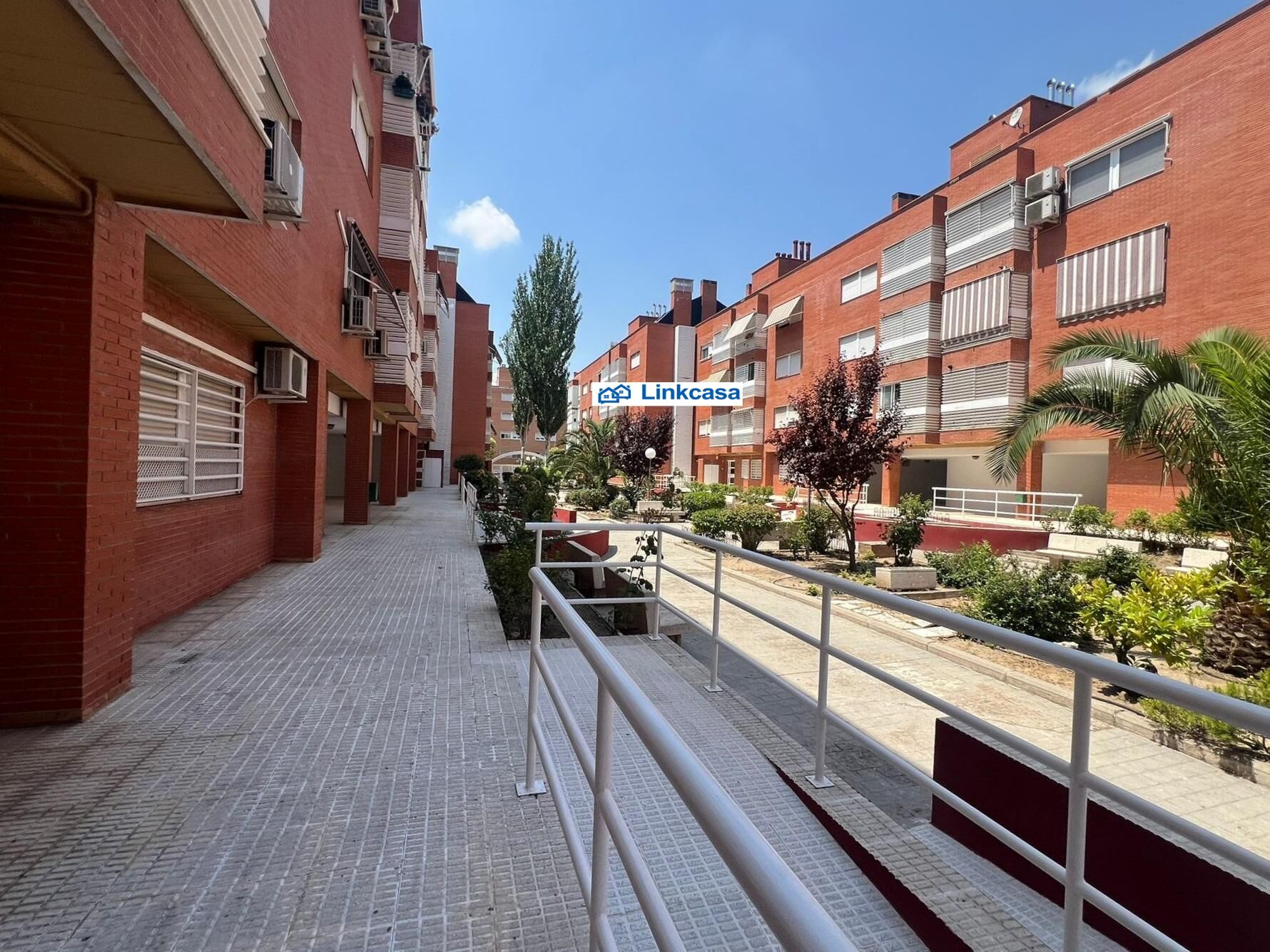 Vista exterior de Pis en venda en  Madrid Capital amb Calefacció, Jardí privat i Terrassa