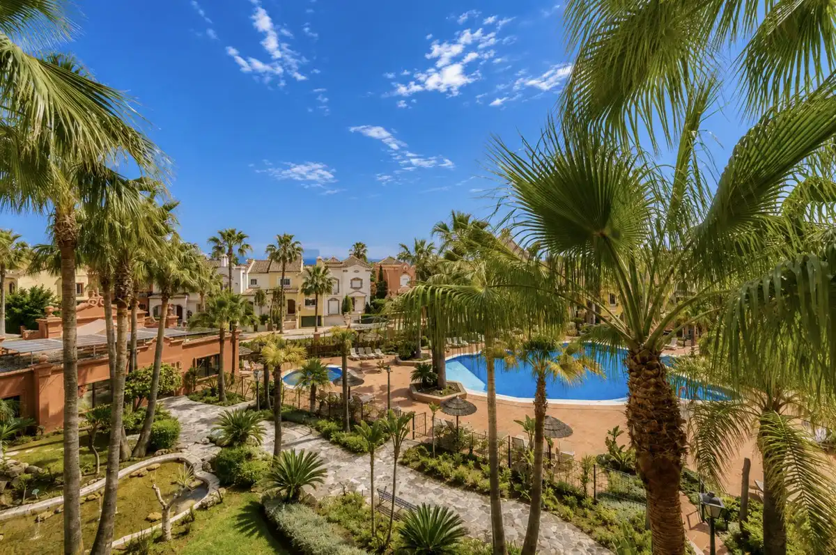 Vista exterior de Dúplex en venda en Marbella amb Aire condicionat, Terrassa i Traster