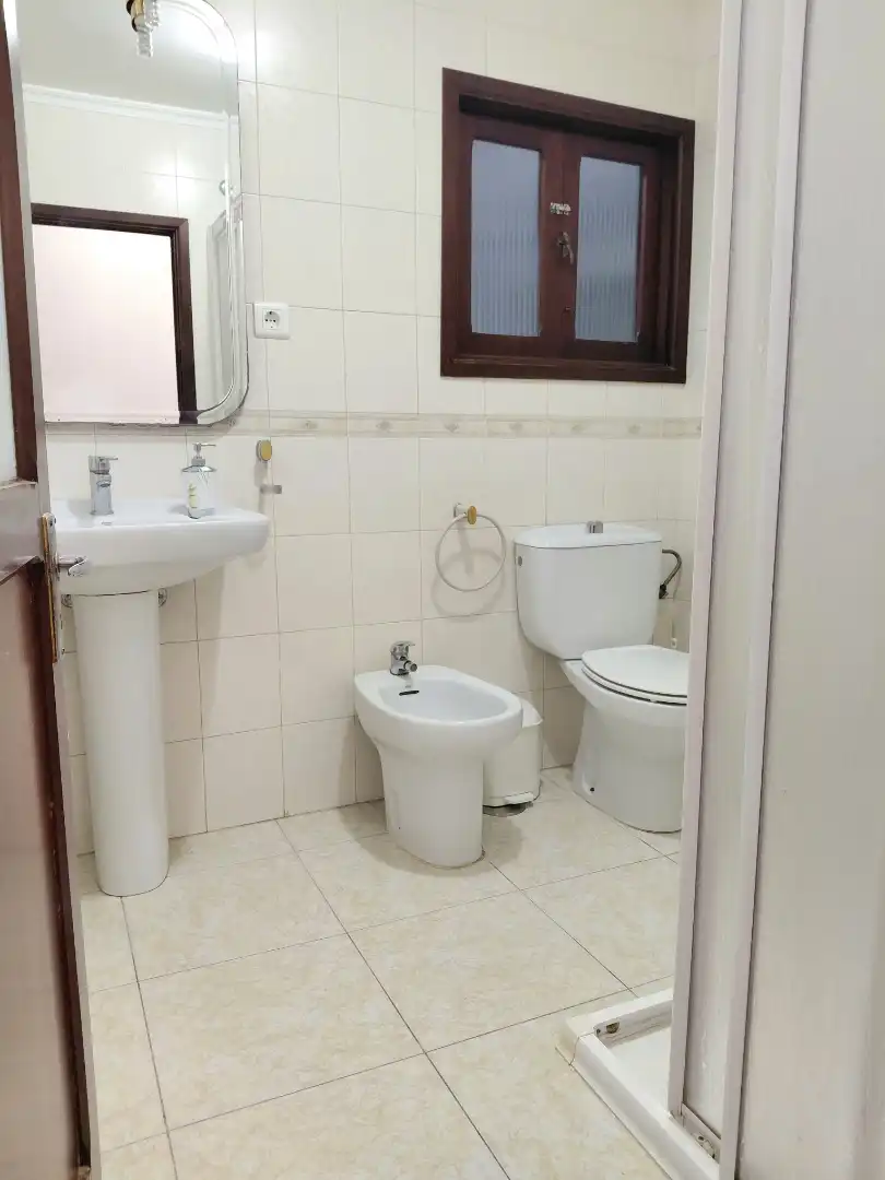 Baño de Piso de alquiler en Las Palmas de Gran Canaria con Parquet, Amueblado y Lavadora