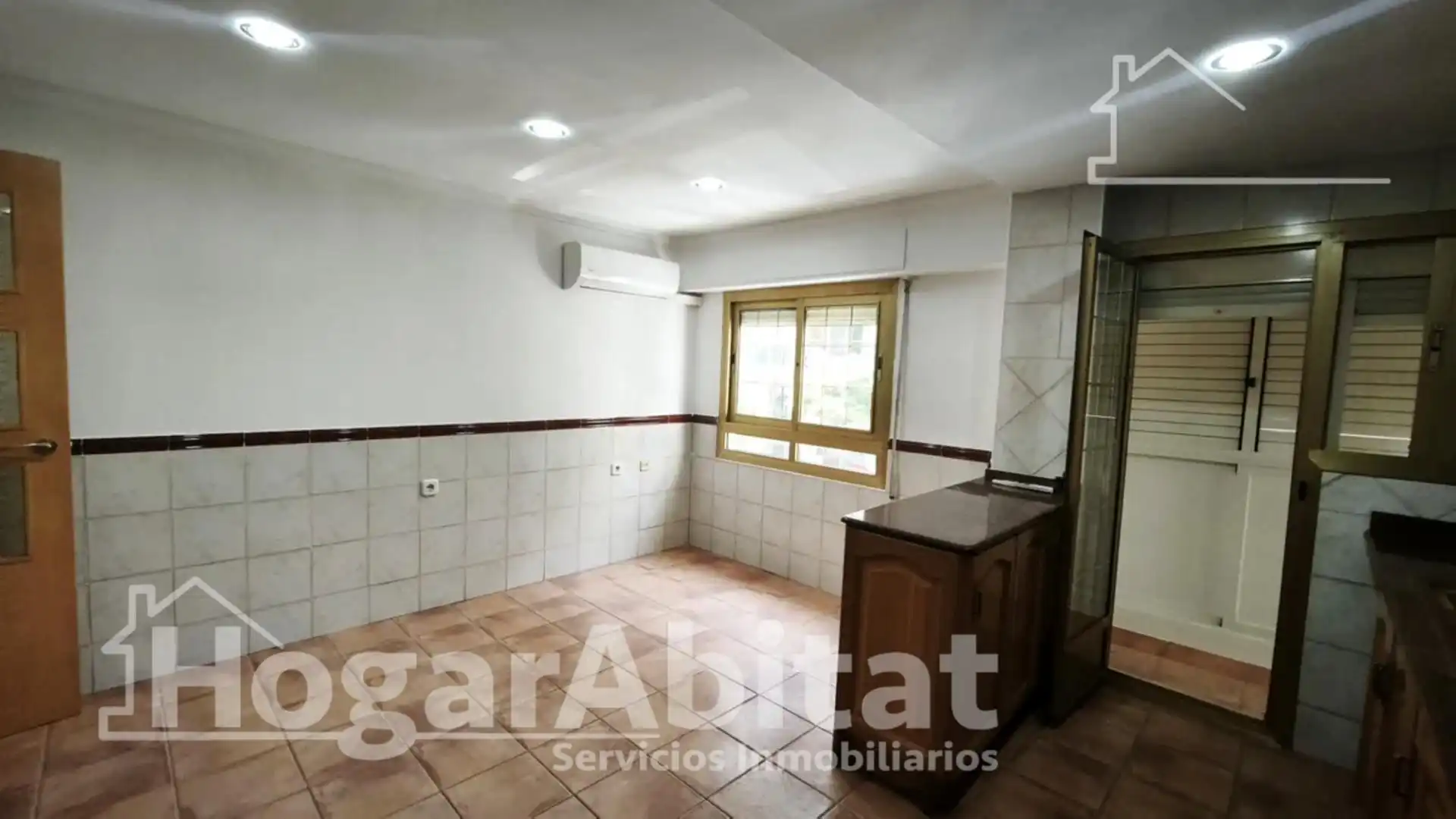 Bedroom of Flat for sale in Valencia  with Air Conditioner, Heating and Balcony