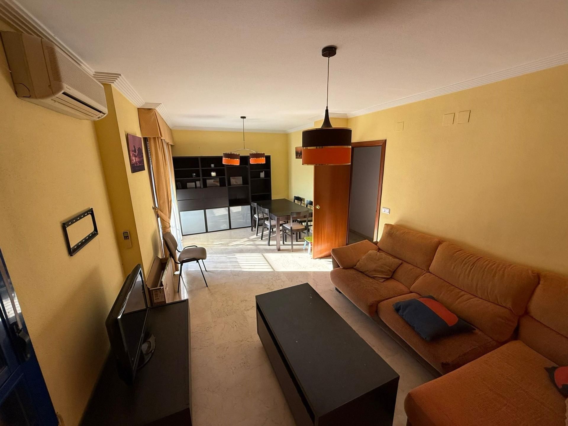 Sala de estar de Piso en venta en  Sevilla Capital con Aire acondicionado, Terraza y Piscina comunitaria