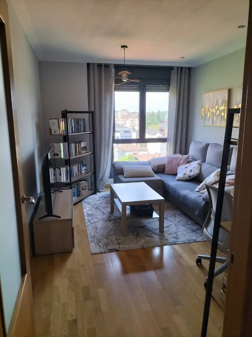 Sala d'estar de Apartament en venda en Oviedo  amb Calefacció, Parquet i Traster