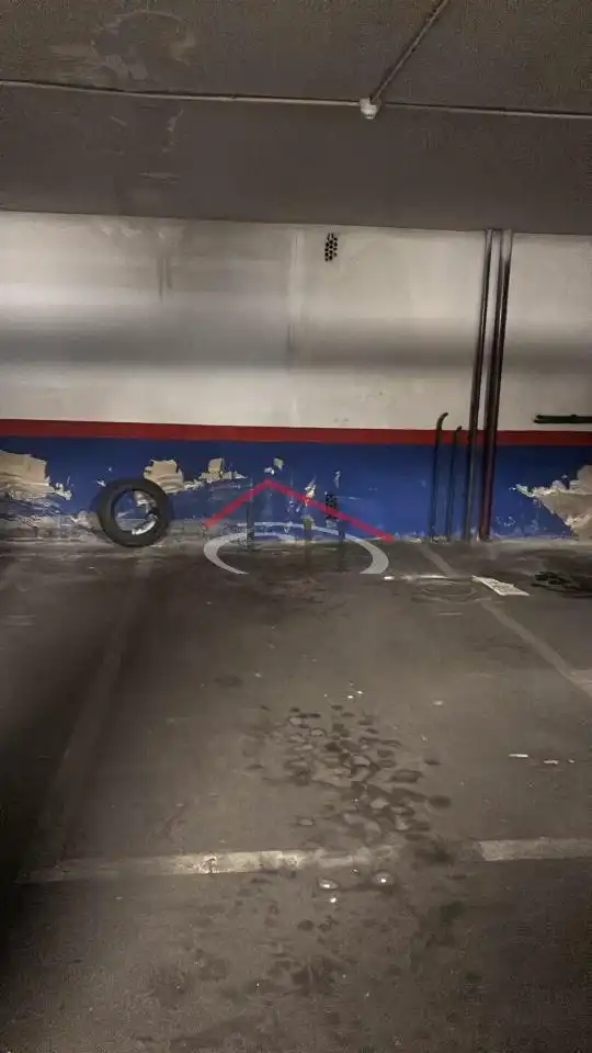 Aparcament de Àtic de lloguer en León Capital  amb Calefacció, Parquet i Terrassa