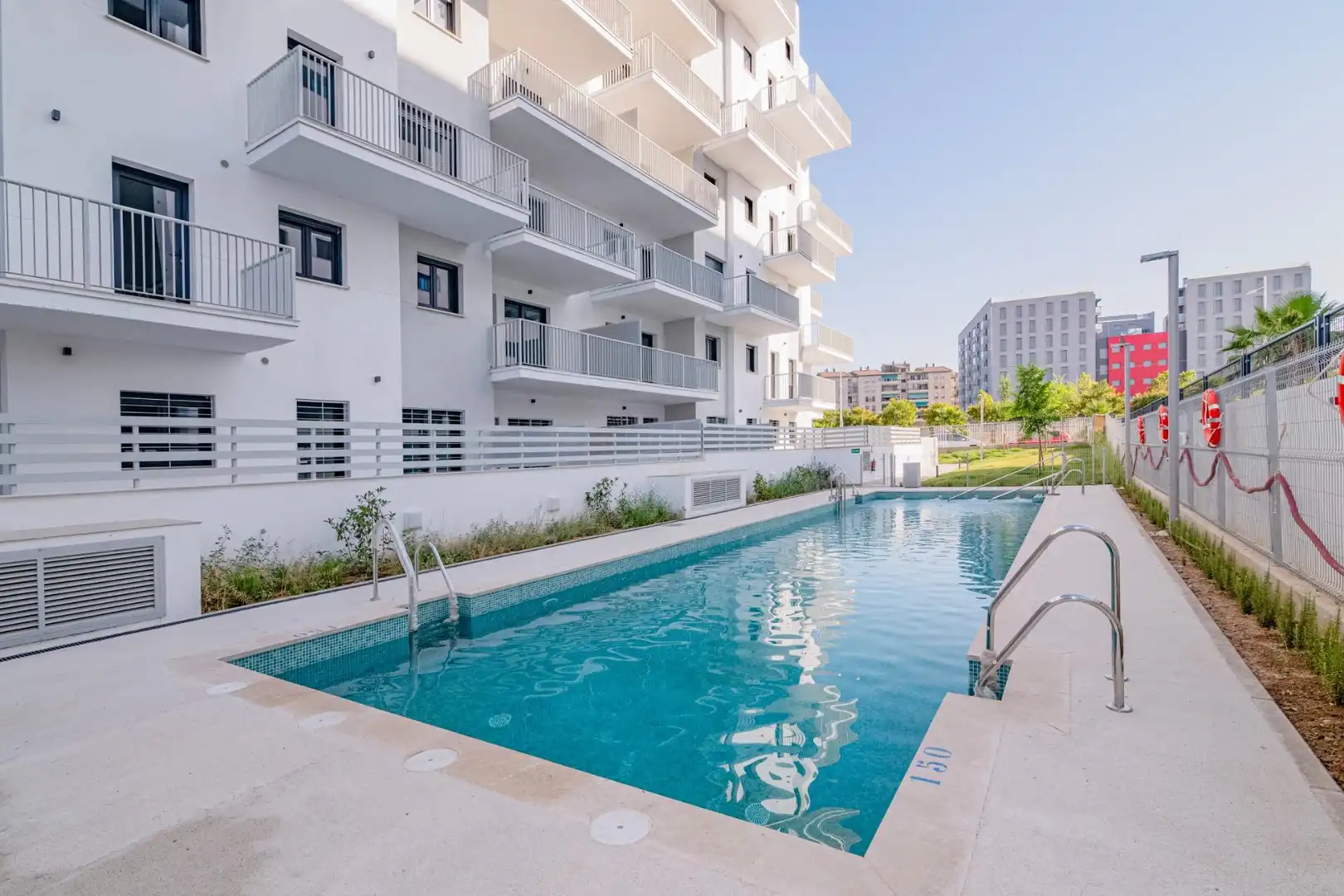 Piscina de Pis en venda en Granada amb Aire condicionat, Calefacció i Terrassa