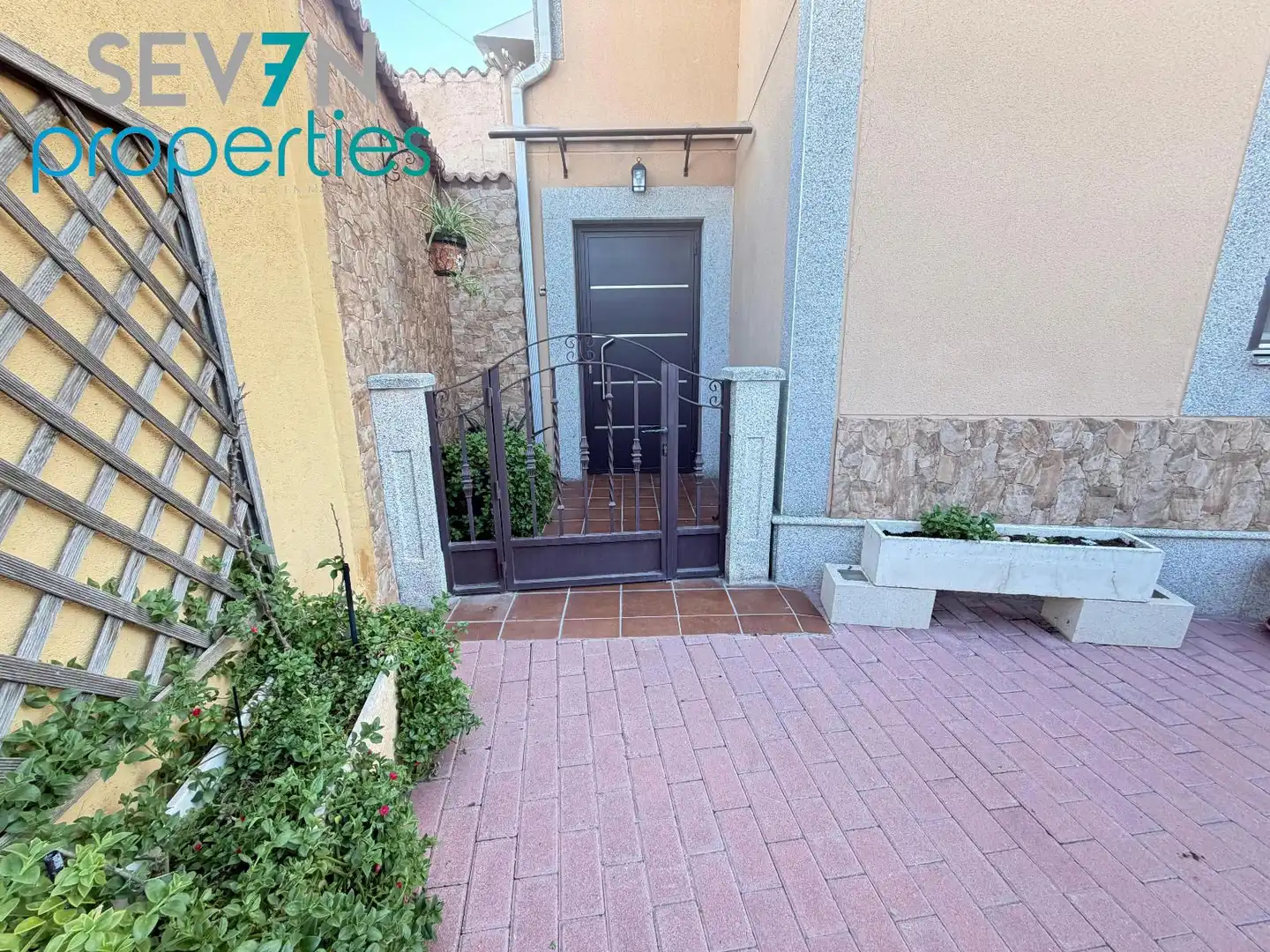 Vista exterior de Casa adosada en venta en Novés con Calefacción, Jardín privado y Horno