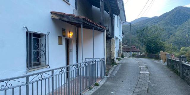 Casa-chalet en Venta en Avenida Caleao en Caso