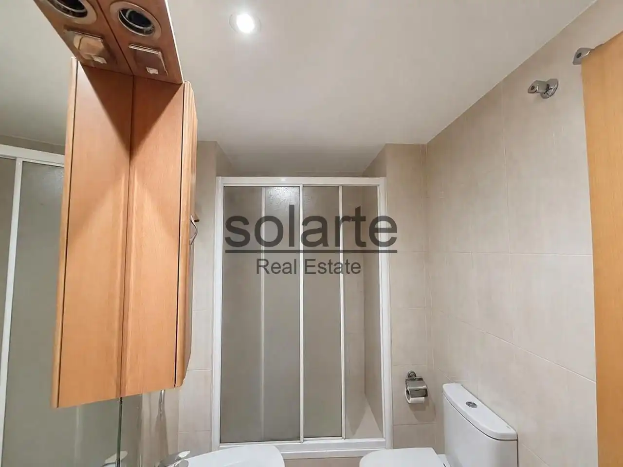 Badezimmer von Erdgeschoss zum Verkauf in L'Hospitalet de Llobregat mit Klimaanlage