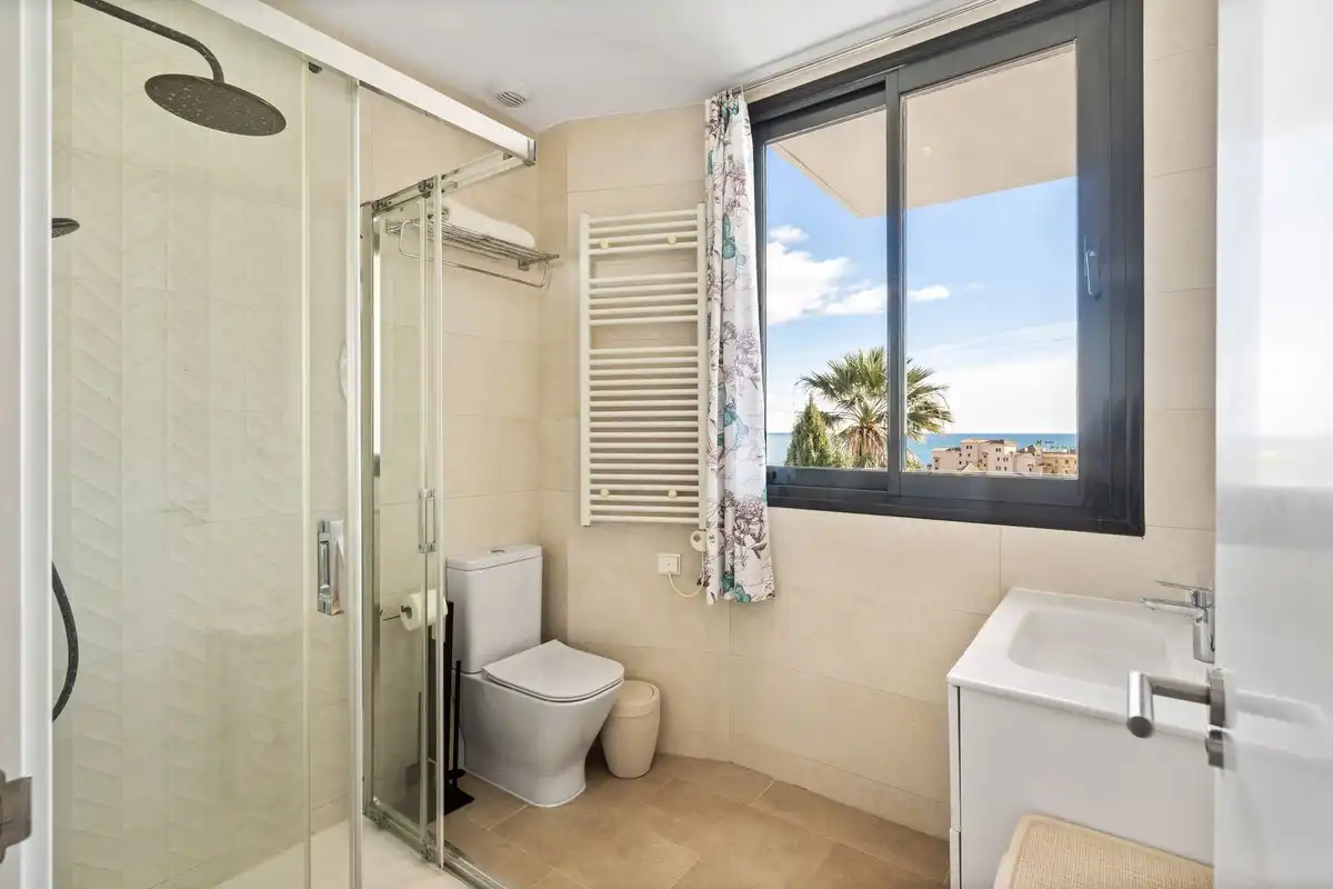 Badezimmer von Einfamilien-Reihenhaus zum Verkauf in Fuengirola mit Klimaanlage, Heizung und Terrasse