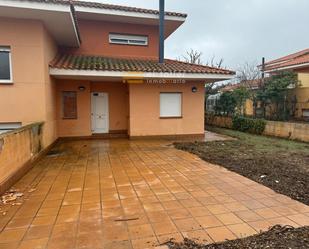 Vista exterior de Casa adosada en venda en Carrascal de Barregas amb Jardí privat i Terrassa