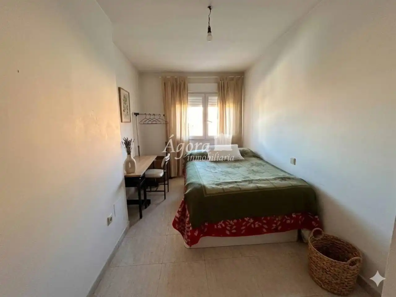Habitación de Casa adosada en venta en Valladolid con Calefacción y Jardín privado